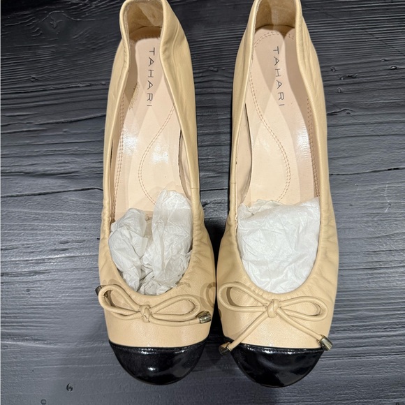 Tahari Women's Tan and Black Bow Flats - Picture 1 of 7